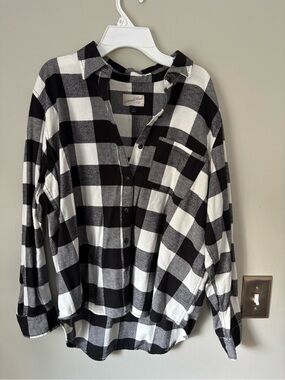 Universal Thread - Black and White Plaid Button-Up Shirt